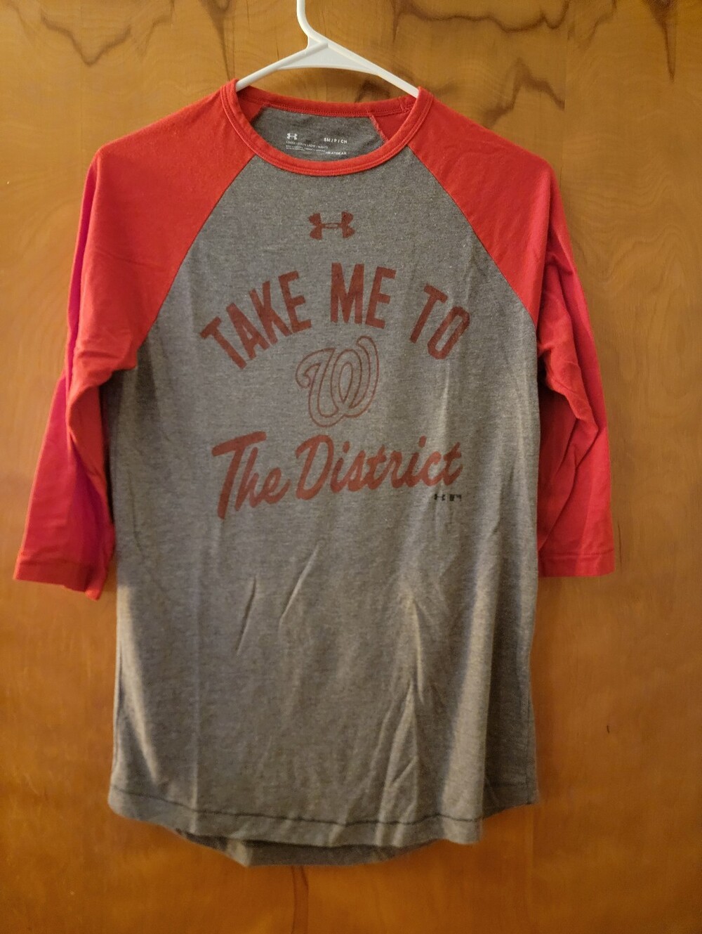 Under Armour Men’s Gray and Red Raglan Graphic Baseball Tee